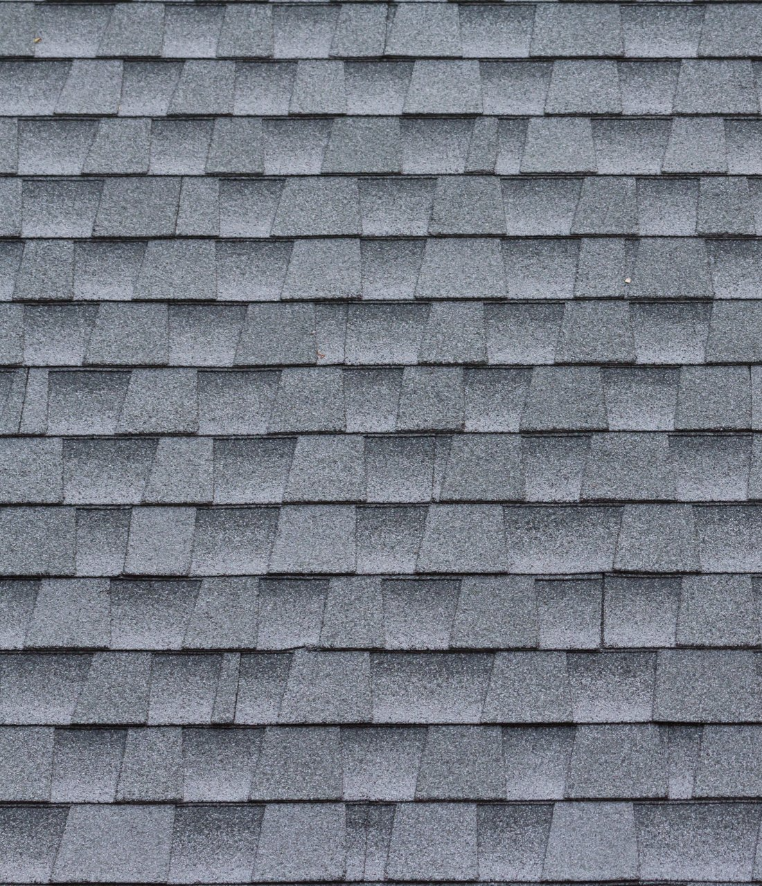 Un gros plan d'un toit avec beaucoup de bardeaux dessus.