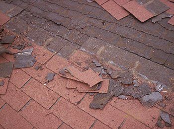 Un toit avec beaucoup de bardeaux posés sur le sol