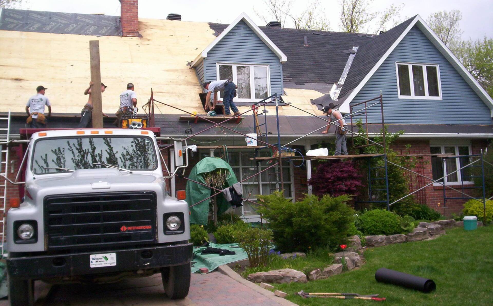 Un camion GM est garé devant une maison en construction