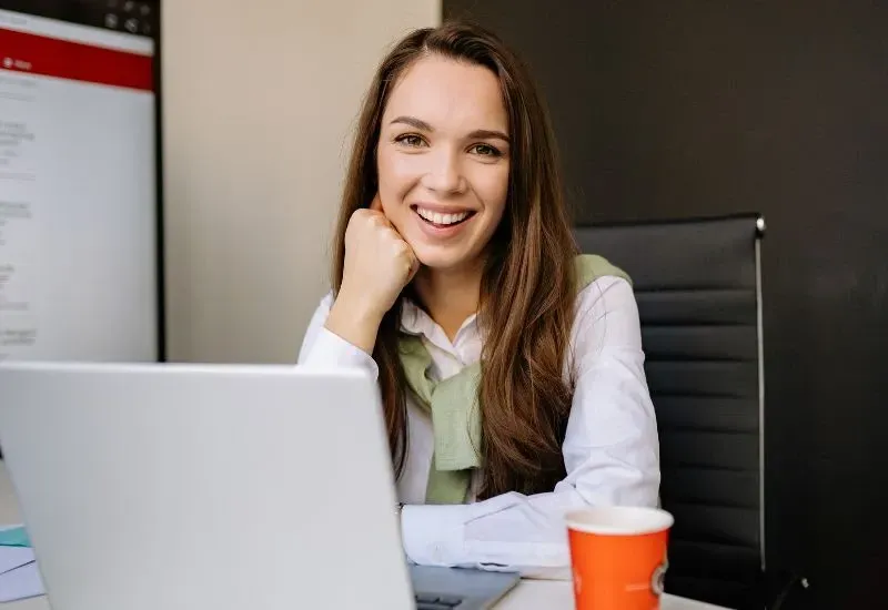 Female administrator working at a senior living residence, representing administration job opportunities in independent and assisted living communities in Montreal, St-Grégoire and St-Charles-Borromée.