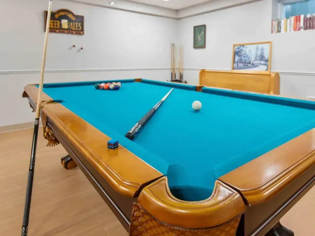 Salle de billard dans une résidence pour aînés à Joliette (RPA), offrant des activités de loisir proche de Saint-Charles-Borromée