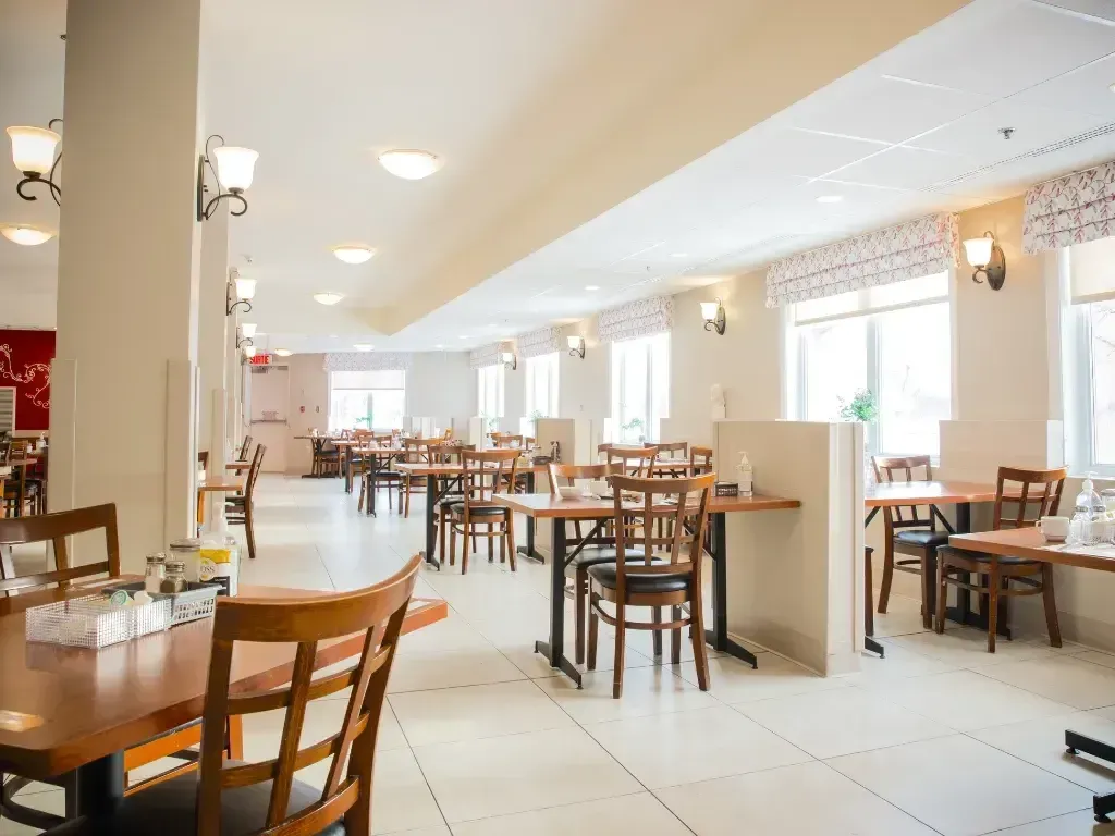 Une salle à manger ensoleillée dans une résidence pour aînés à Joliette