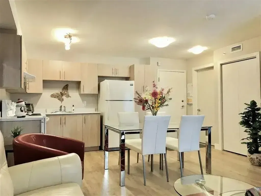 Salle à manger lumineuse et accueillante dans une résidence pour personnes âgées à Joliette