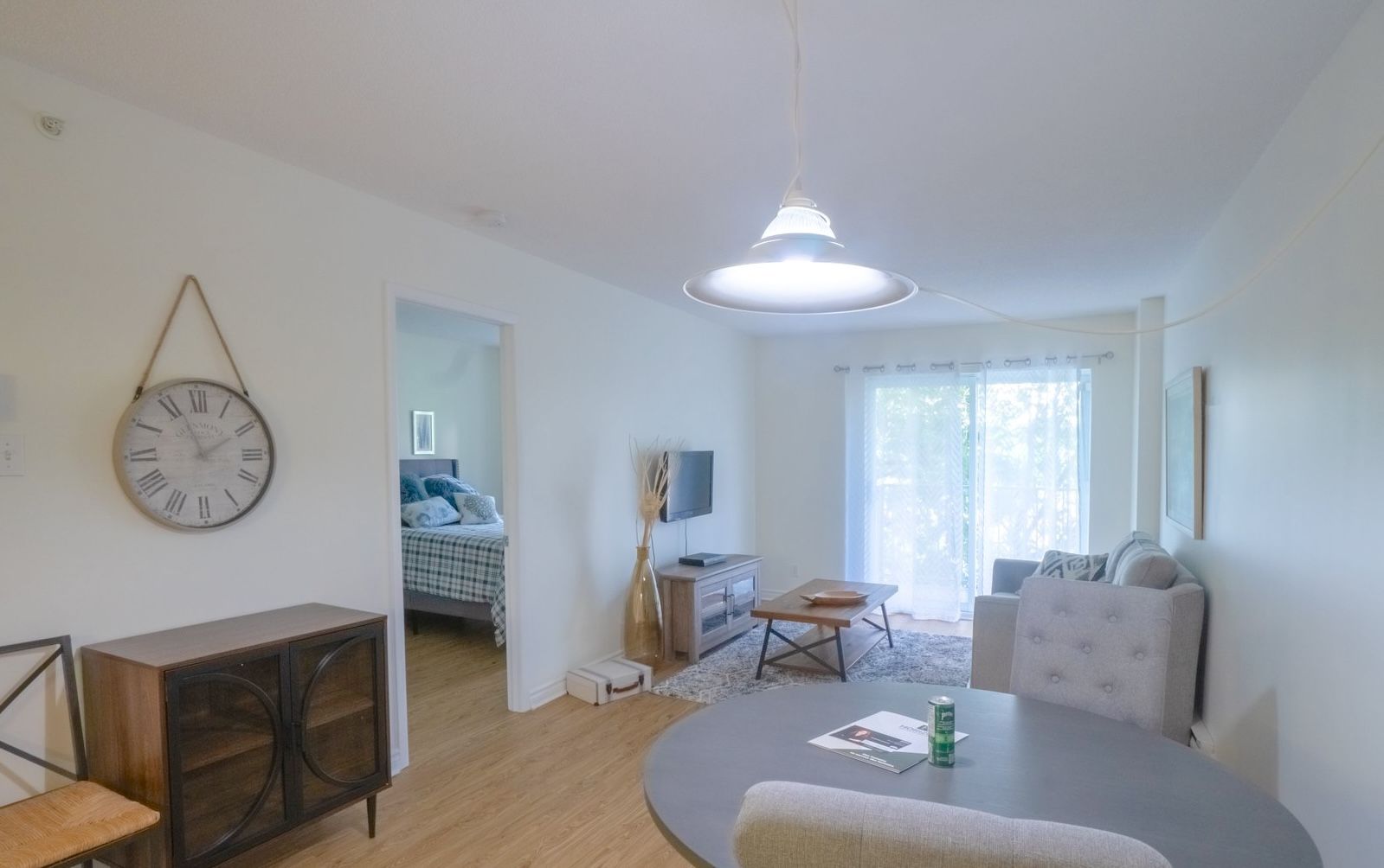 Le salon et la chambre d’une suite aux Habitations Pelletier, une résidence privée pour aînés de Montréal-Nord.