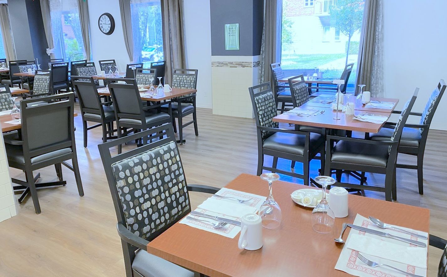 La salle à manger élégante des Habitations Pelletier, une résidence pour aînés avec séjours de répit.
