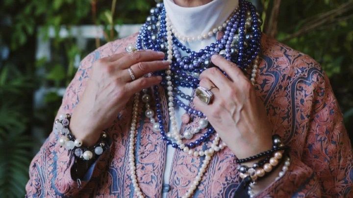 collane e bracciali di perle bianche e colorate