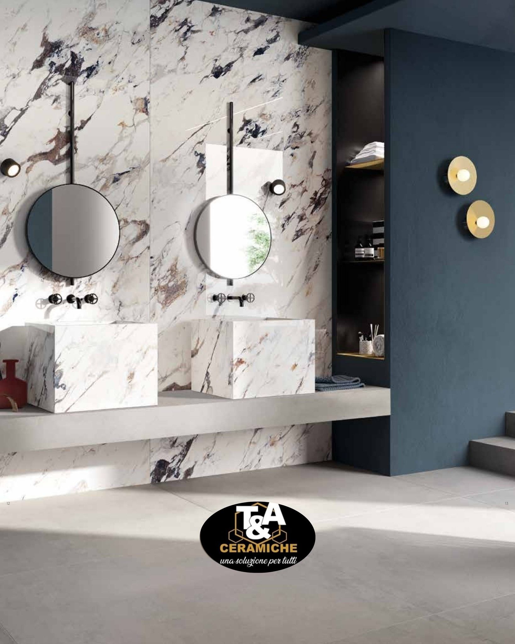 Bagno con lavandini in marmo, specchi rotondi e parete decorativa blu scuro.