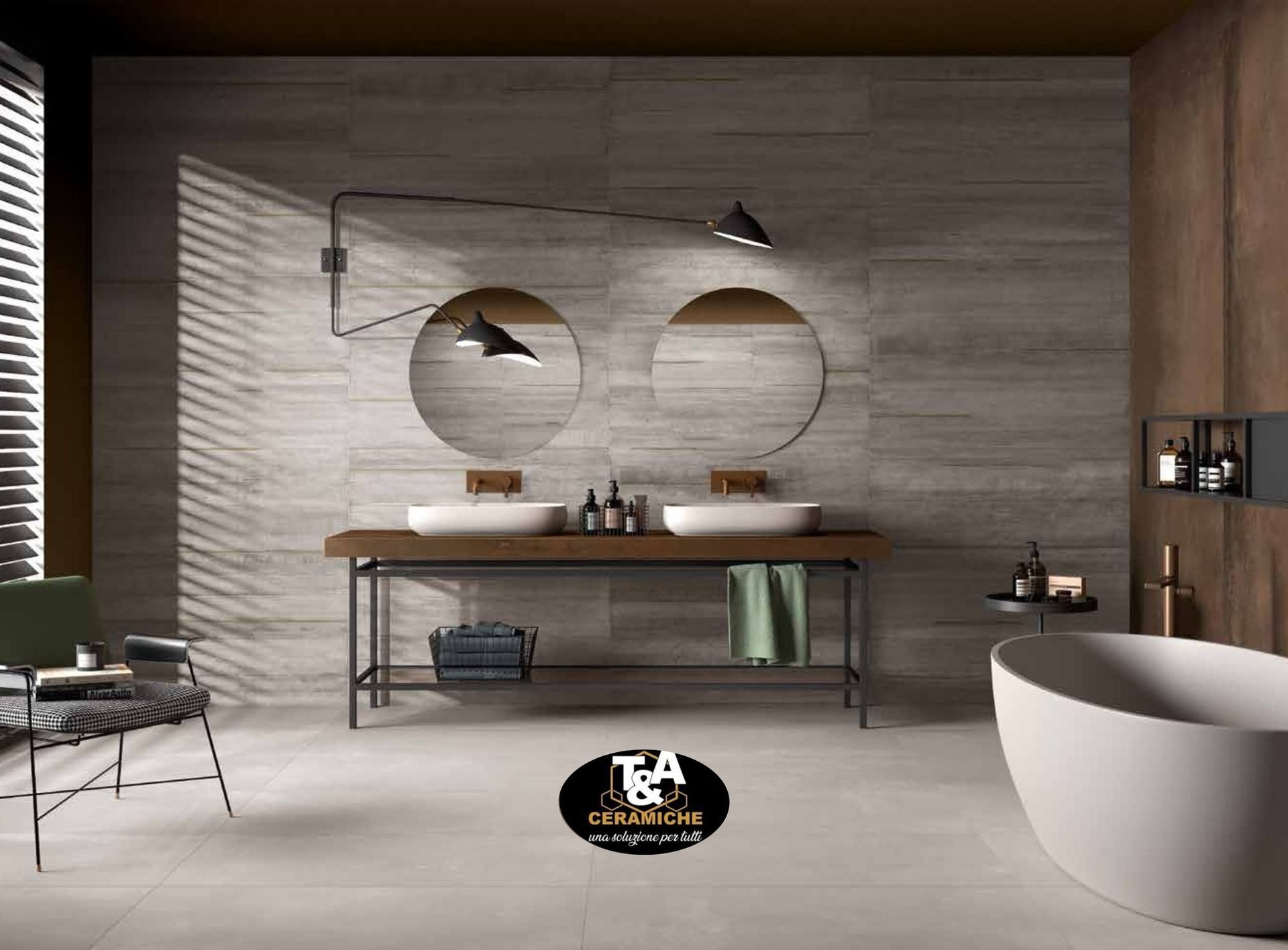 Bagno moderno con doppio lavabo, specchi rotondi e vasca freestanding. Tonalità neutre e lampada in metallo.