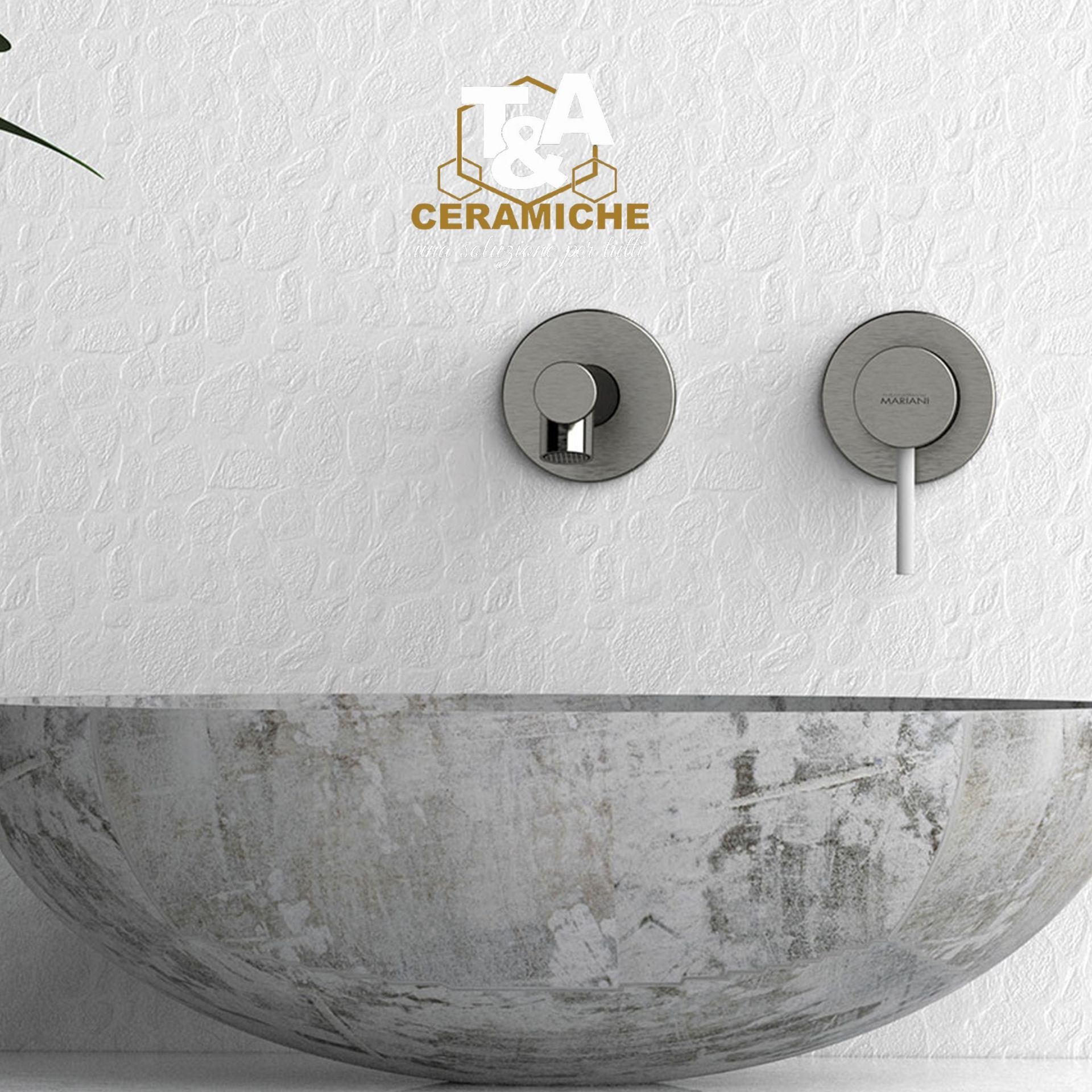 Lavandino in cemento con rubinetto su parete bianca testurizzata, logo in alto.