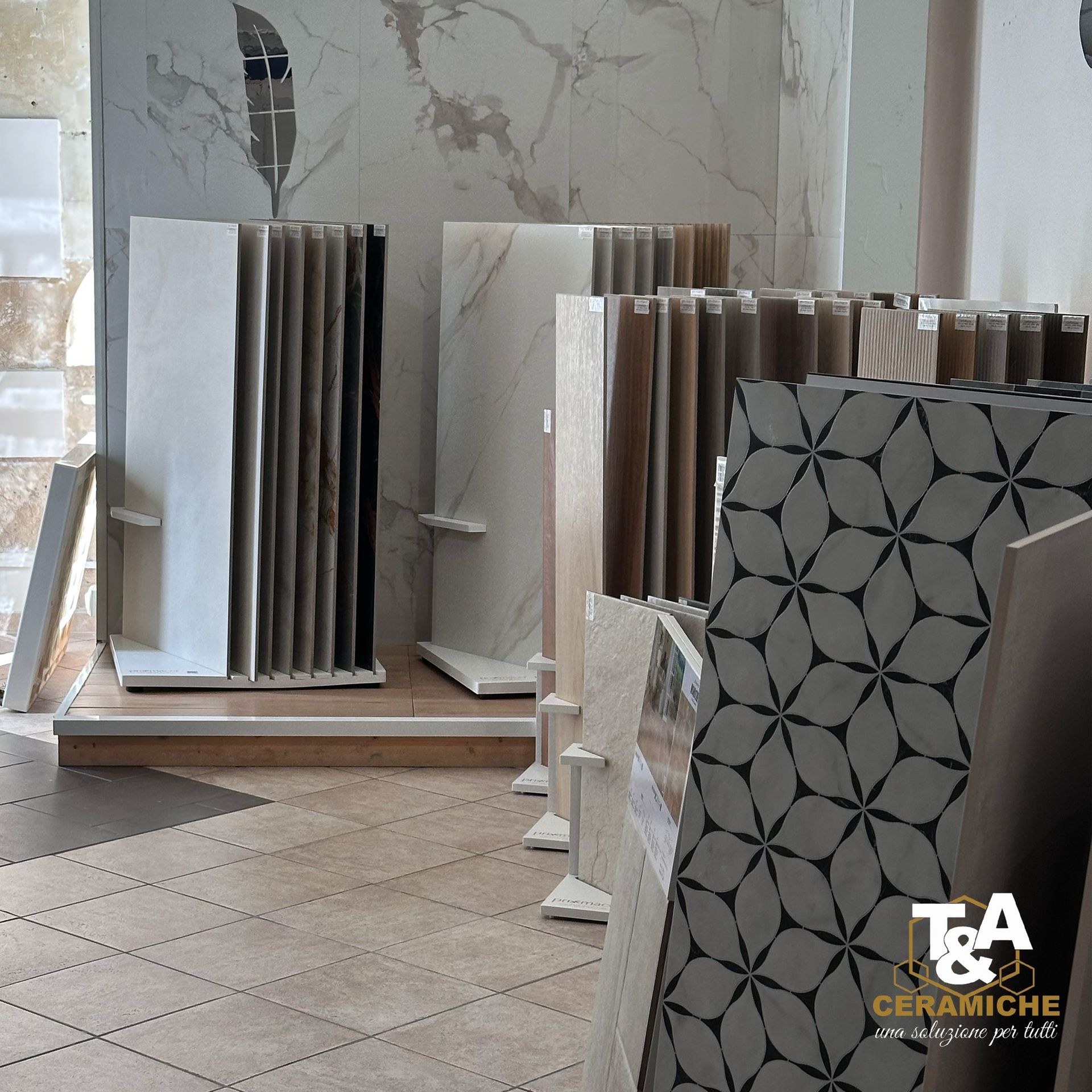 Showroom di piastrelle con esposizione di campioni e piastrelle per pavimenti con motivi.