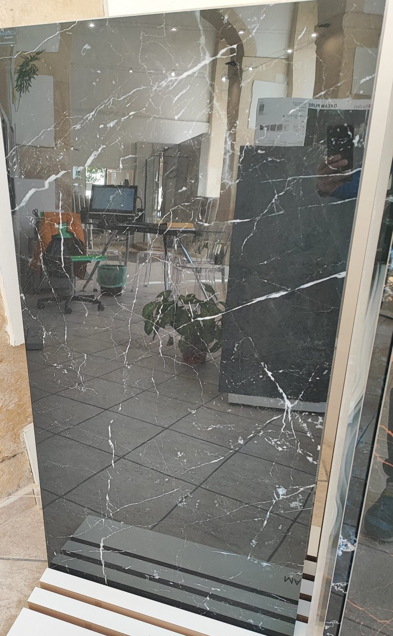 Lastra di marmo nero con venature bianche che richiama l'interno di un'officina.