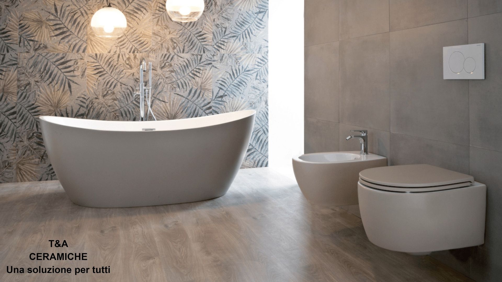 Bagno con vasca bianca, WC e bidet. Carta da parati floreale, pareti grigie e pavimento effetto legno.