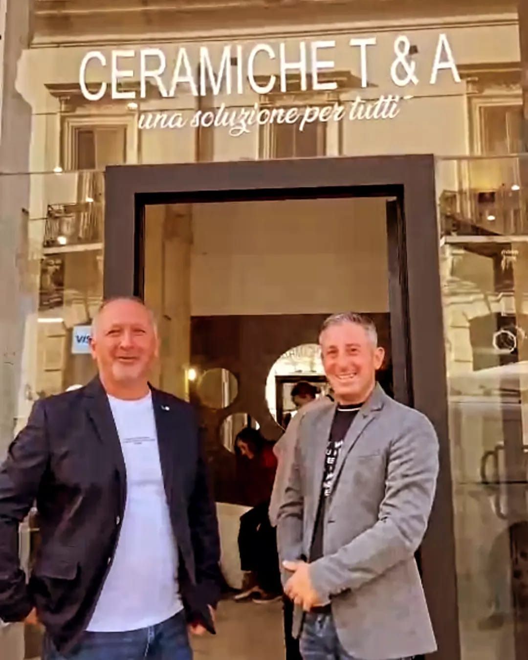 Due donne davanti alla vetrina di 