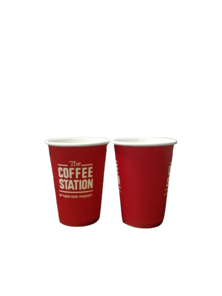 Dos vasos de café desechables rojos, uno con el logotipo de Coffee Station, sobre un fondo blanco.