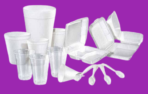 Surtido de vasos, cuencos, tapas y utensilios de plástico transparente sobre un fondo morado.