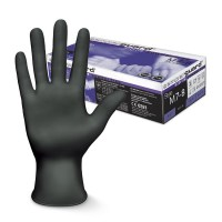 Mano enguantada de negro junto a una caja de guantes de látex morados sobre un fondo blanco.