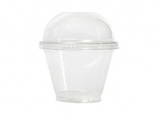 Vaso de plástico transparente para llevar con tapa abovedada sobre fondo blanco.