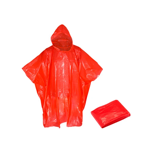 Poncho rojo con capucha para la lluvia y bolsa a juego plegada sobre fondo blanco.