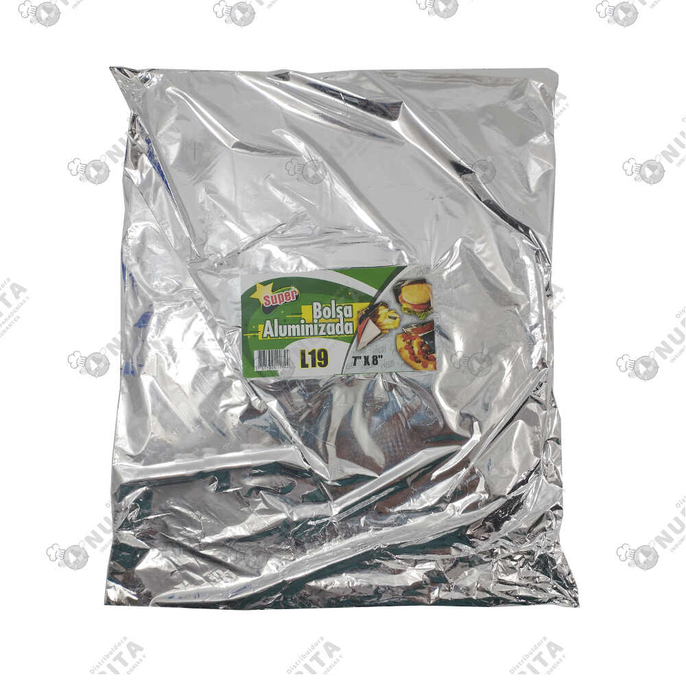 Envase de papel de aluminio plateado con leche en polvo para bebés y una pequeña etiqueta verde en la parte frontal.