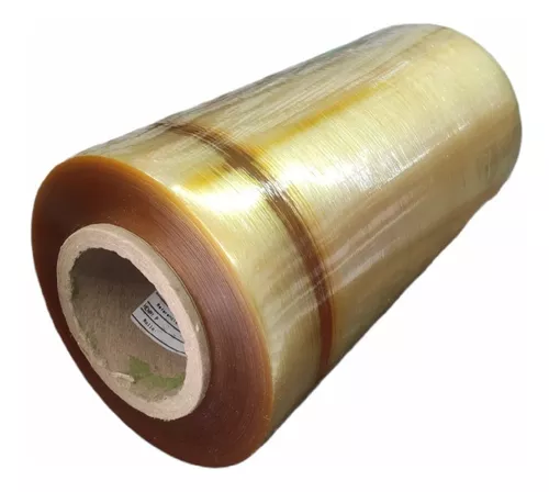 Rollo de film estirable de plástico dorado transparente sobre un núcleo de cartón.