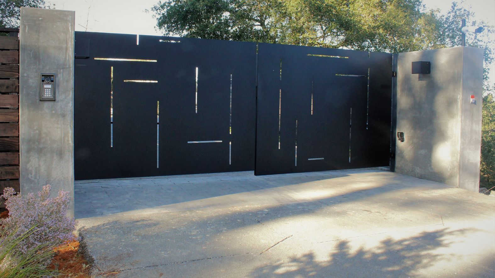 A black gate with the letter f on it