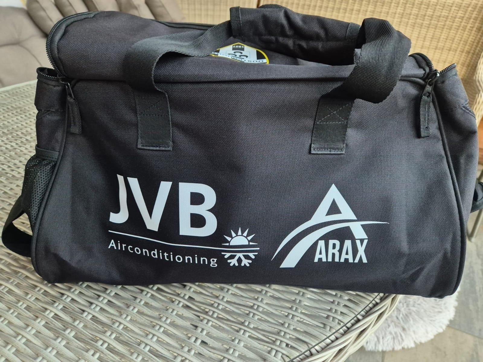 Zwarte tas met de logo's 