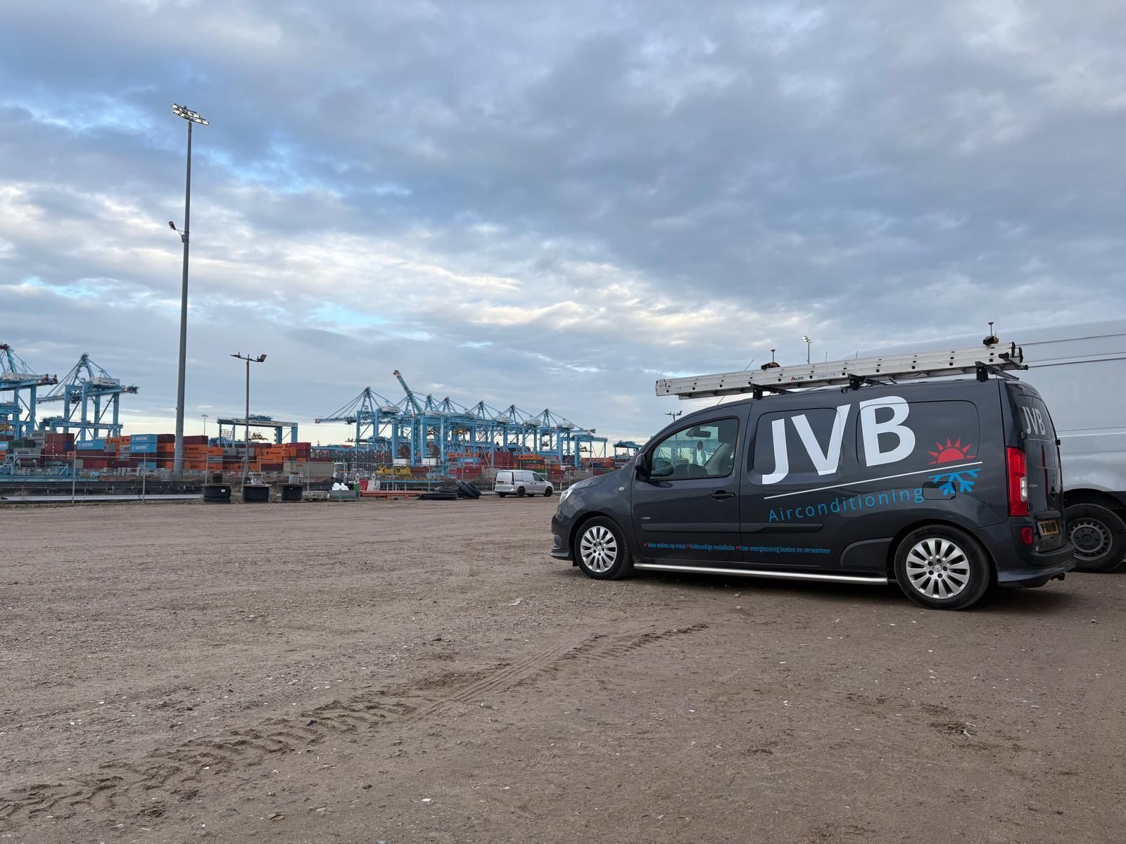 Donkergrijze bestelwagen met 