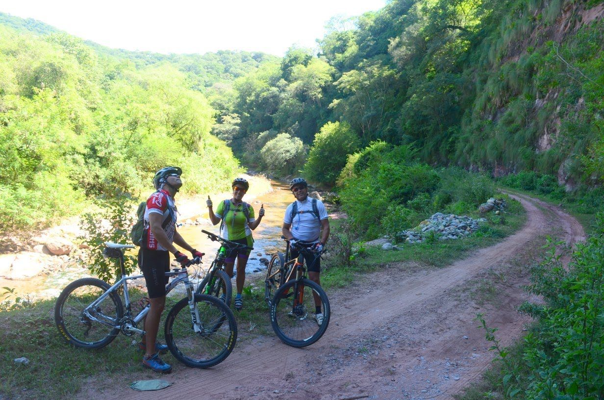 Bikers recorren el Camino del Inca en bicicletas de montaña por medio de  la exuberante selva de Yungas.