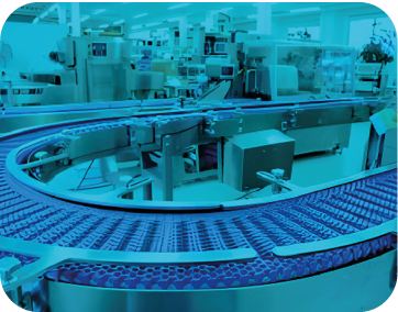 Cinta transportadora curva azul en una fábrica, moviendo artículos más allá de la maquinaria.