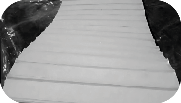 Paneles rectangulares blancos, perspectiva en ángulo, dentro de una habitación oscura.