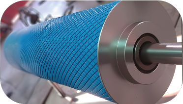 Rodillo industrial de color azul con superficie texturizada, eje y brida final de metal.