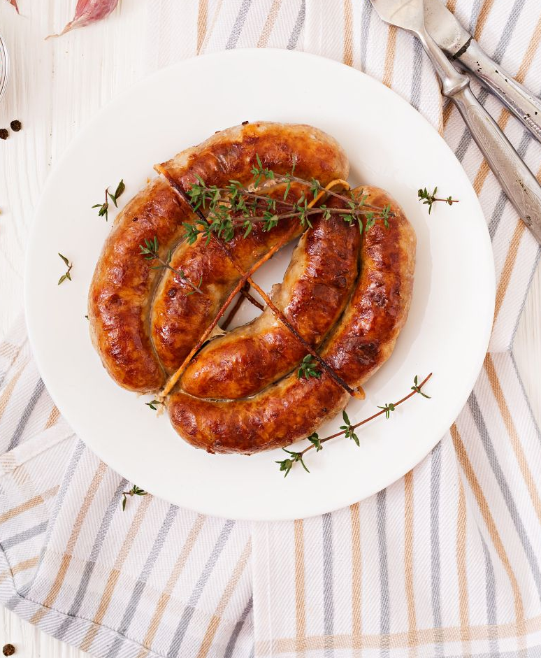 Cajun Andouille worst op wit bord.