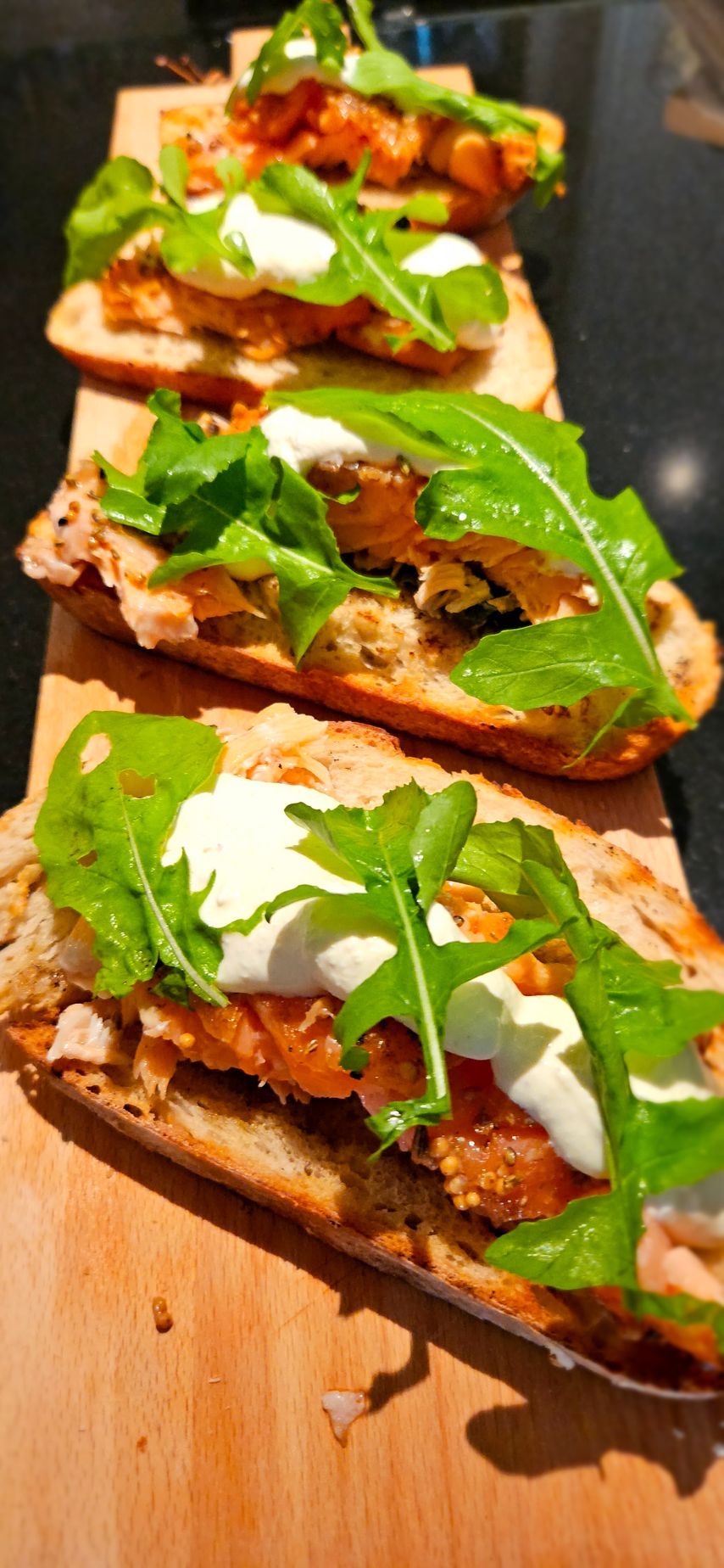 Op de plank gerookte zalmzijde op geroosterd brood