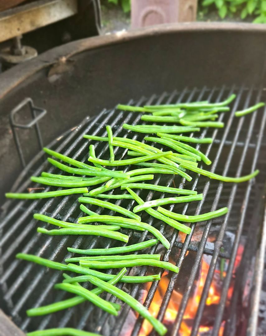 Gegrilde Knoflook Haricot Verts op de Kamado Joe