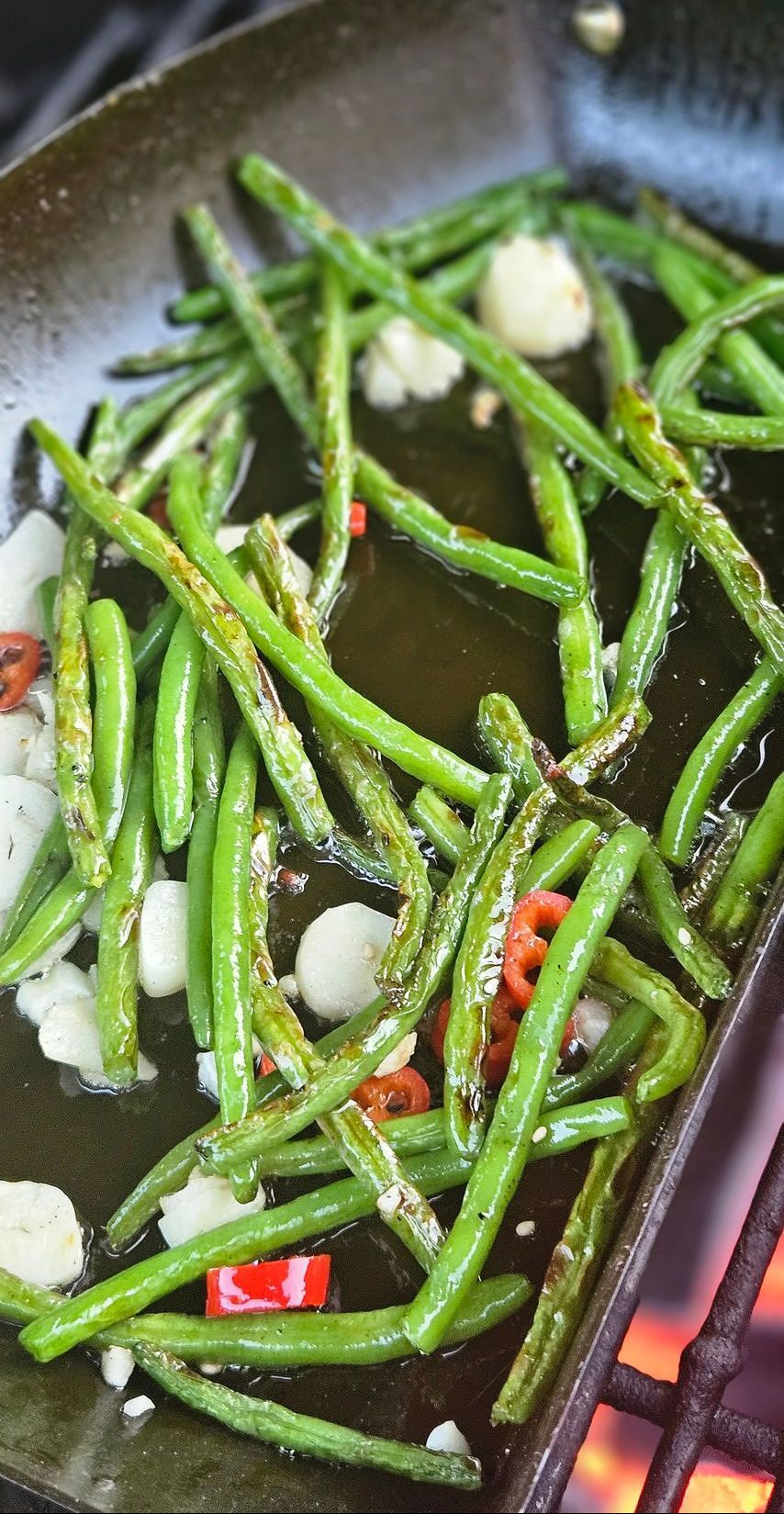 Gegrilde Knoflook Haricot Verts op de Kamado Joe