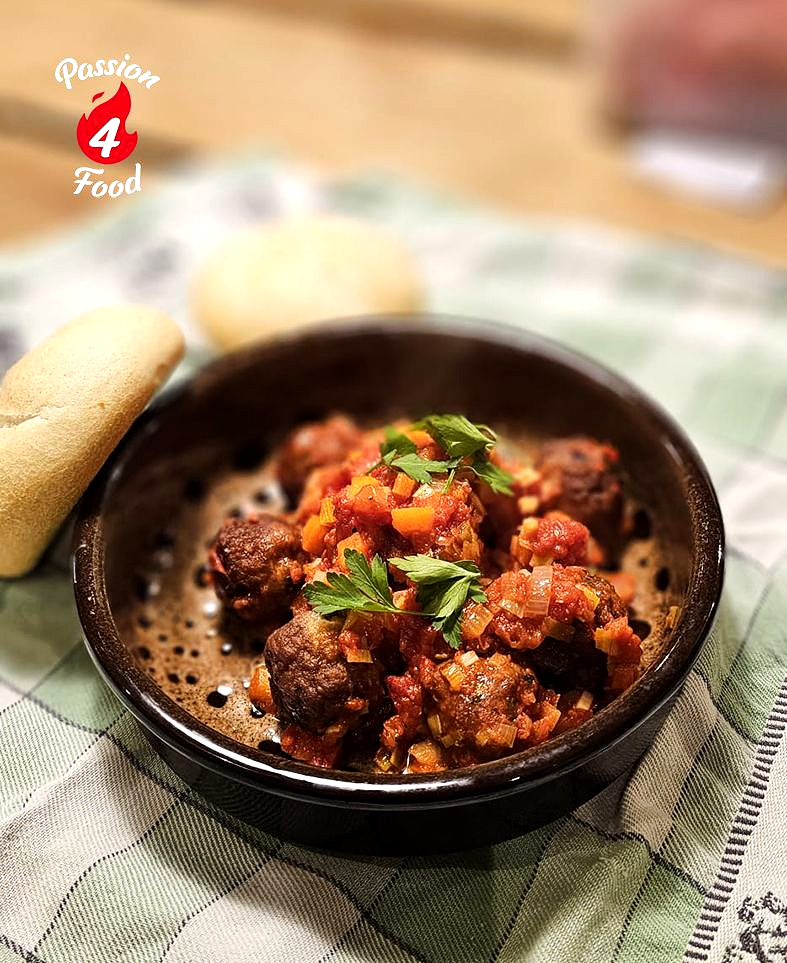 albondigas con salsa de tomate y aceitunas de aragon