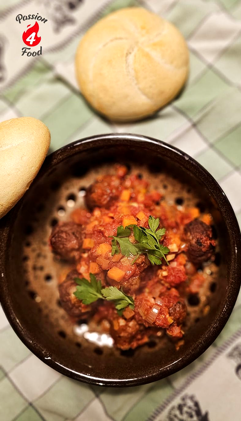 albondigas con salsa de tomate y aceitunas de aragon