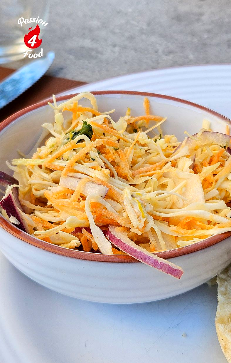 Broodje varkensstoof met bruine bonen en coleslaw Broodje varkensstoof met bruine bonen en coleslaw