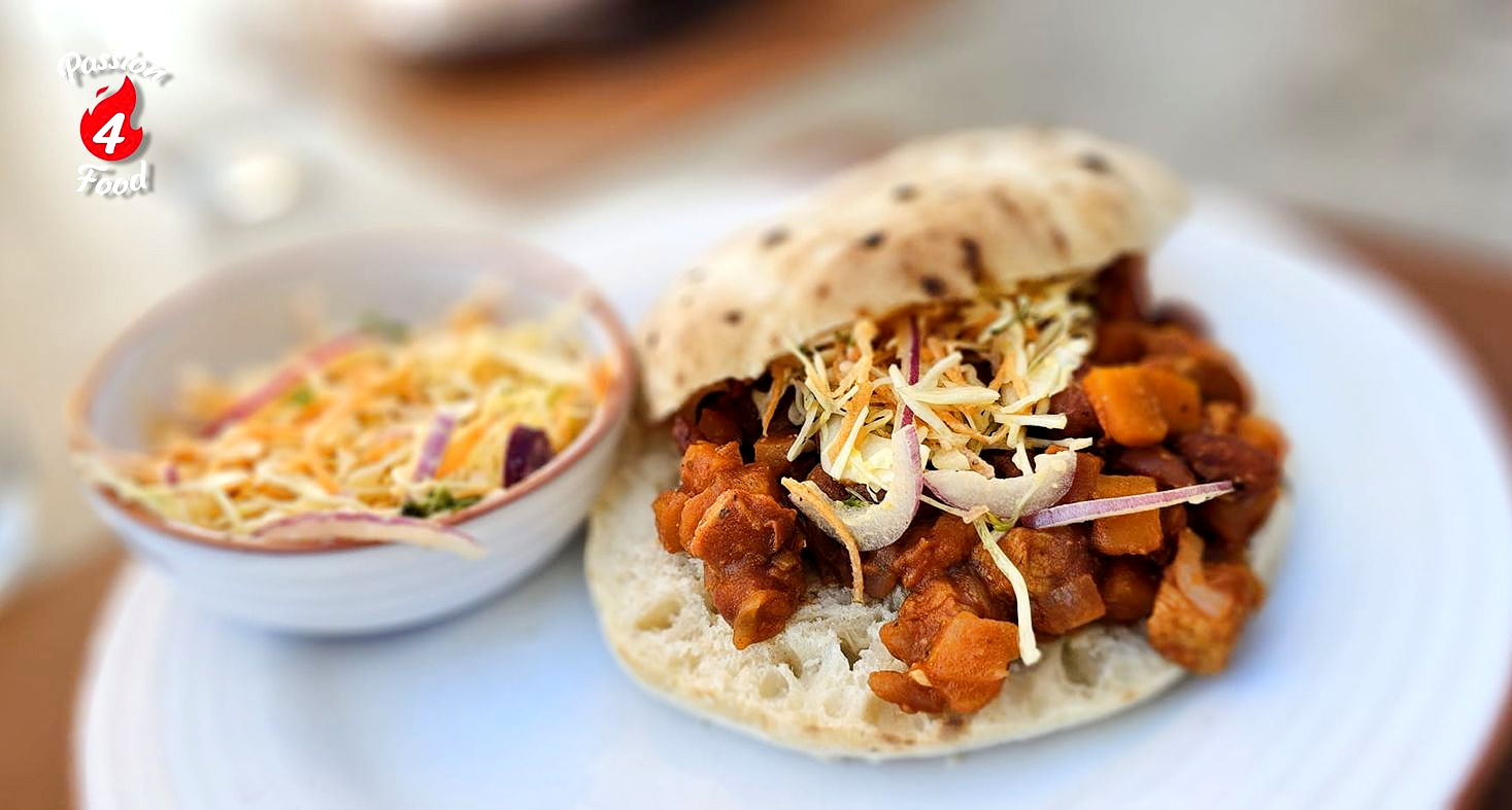 Broodje varkensstoof met bruine bonen en coleslaw Broodje varkensstoof met bruine bonen en coleslaw