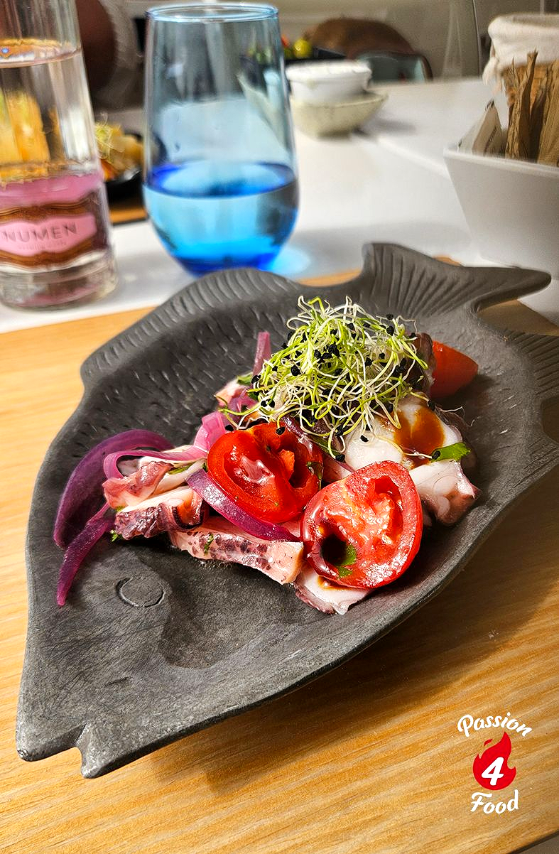 Heerlijk frisse Ceviche de Pulpo op een mooie granieten bordje in visvorm.