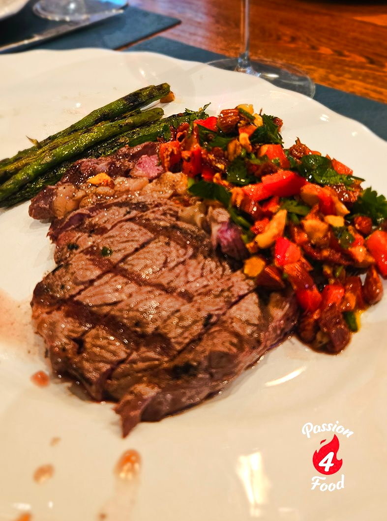 Gegrillde Ribeye met Grove Salsa Romesco Gegrillde Ribeye met Grove Salsa Romesco