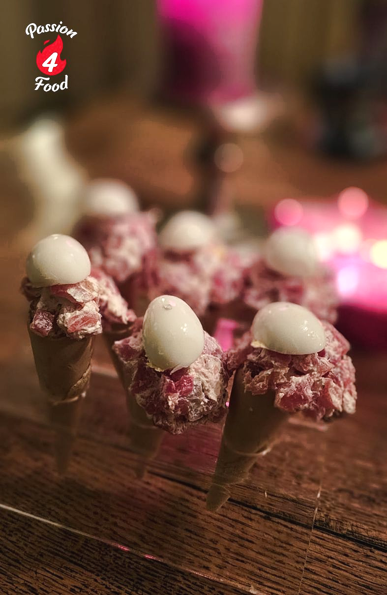 Hoorntjes met koudgerookte zalmtartaar