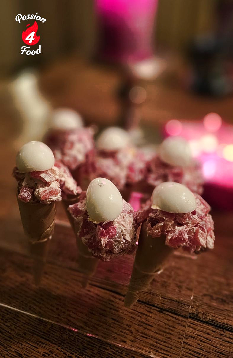 Hoorntjes met koudgerookte zalmtartaar