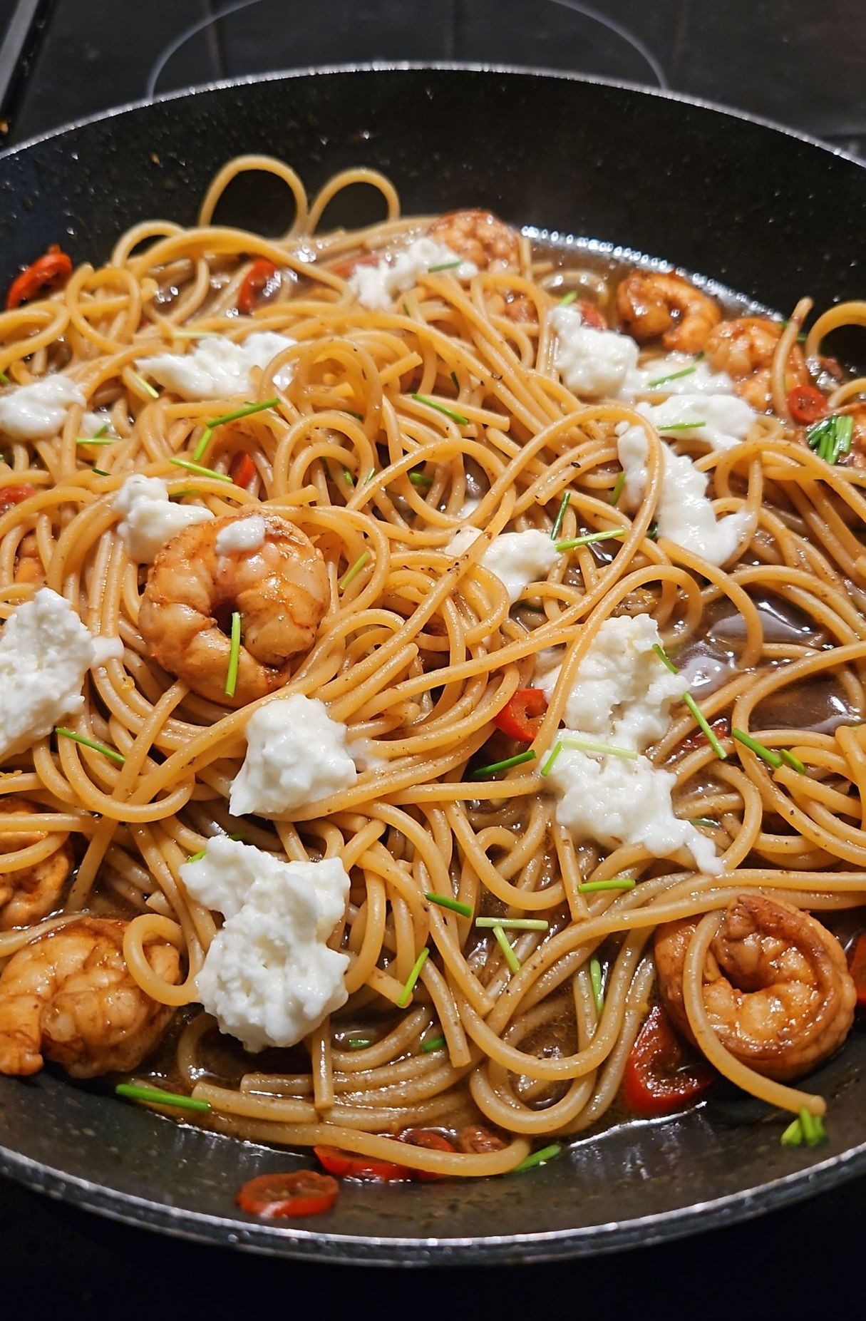 Spaghetti met zwarte knoflook en garnalen