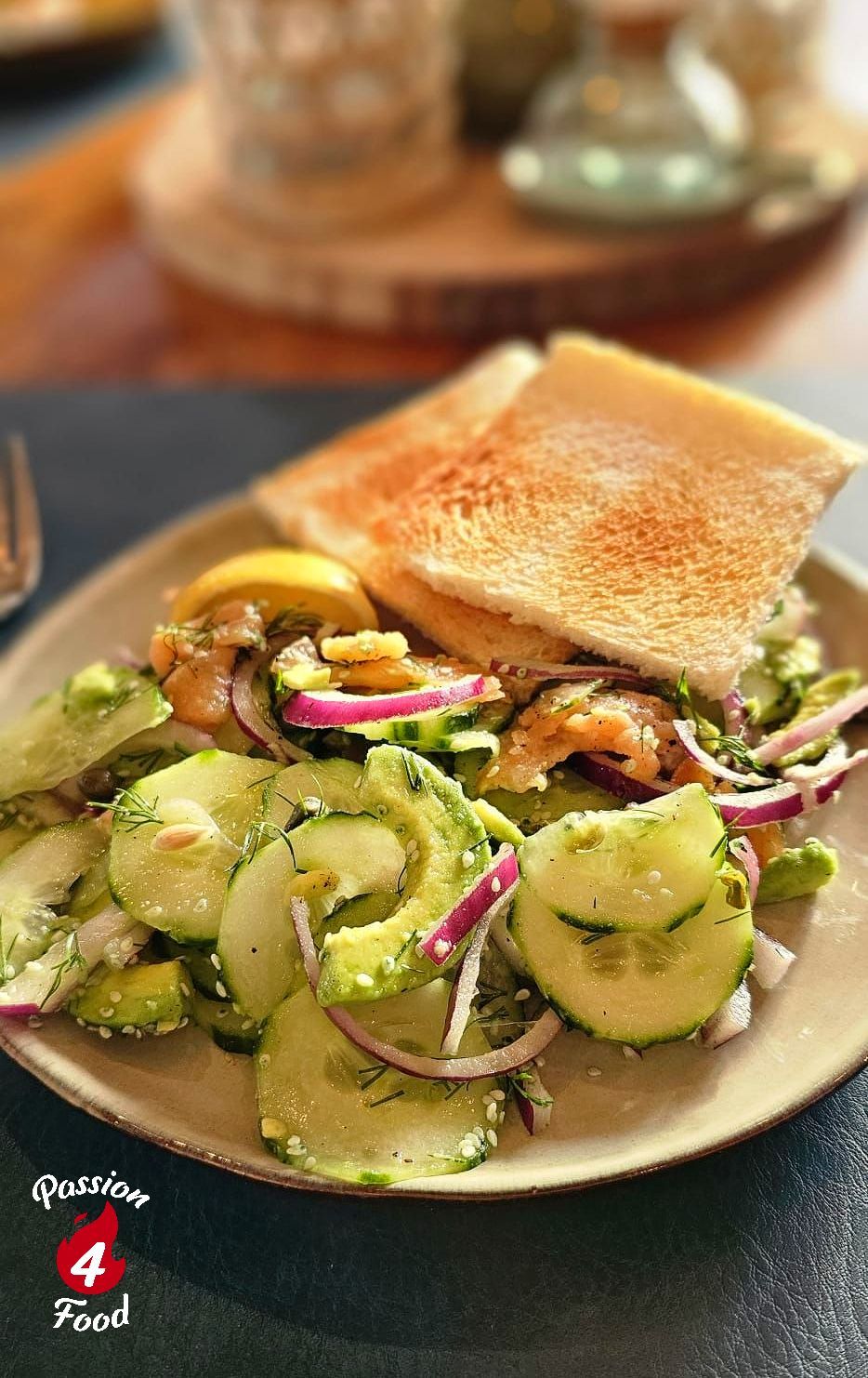 Komkommersalade met gerookte zalm Komkommersalade met gerookte zalm