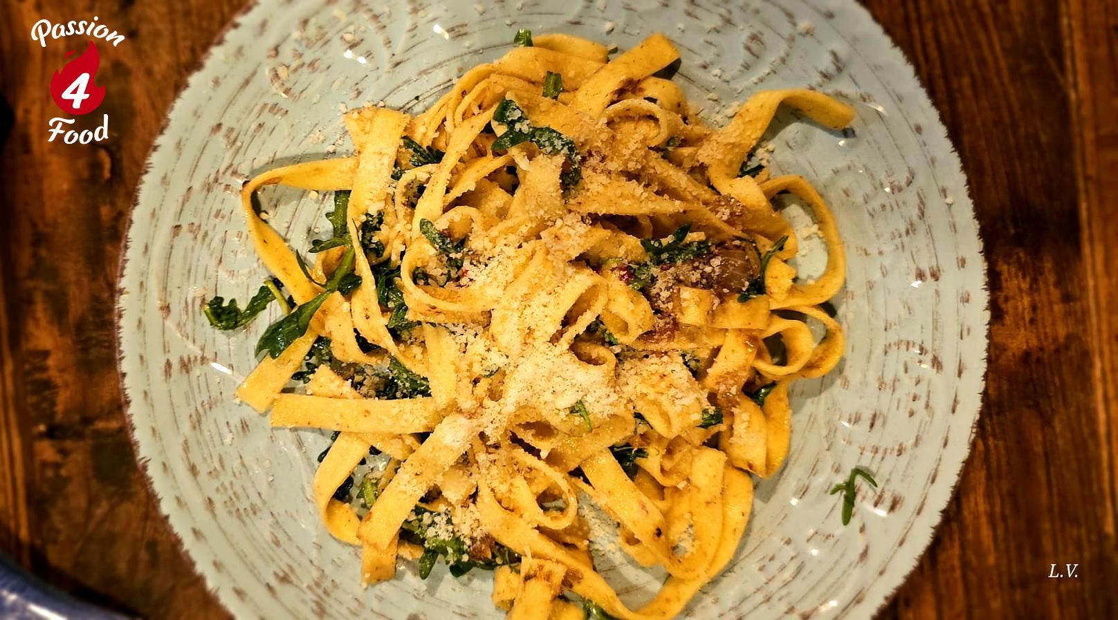 Tagliatelle con Acciughe Peperoncino Aglio e Rucola`