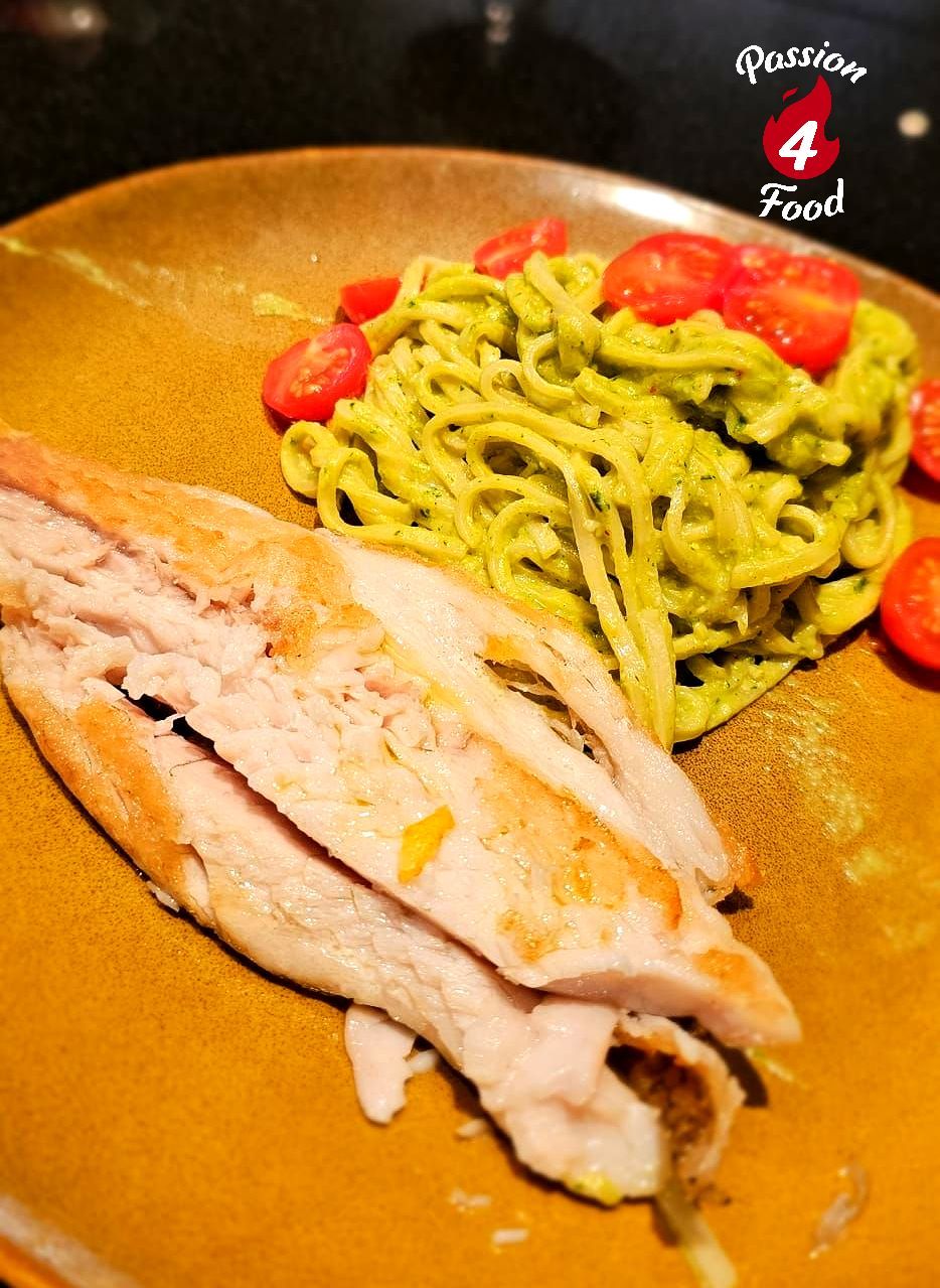 spaghetti met avocadopesto en op de huid gebakken barramundi filet