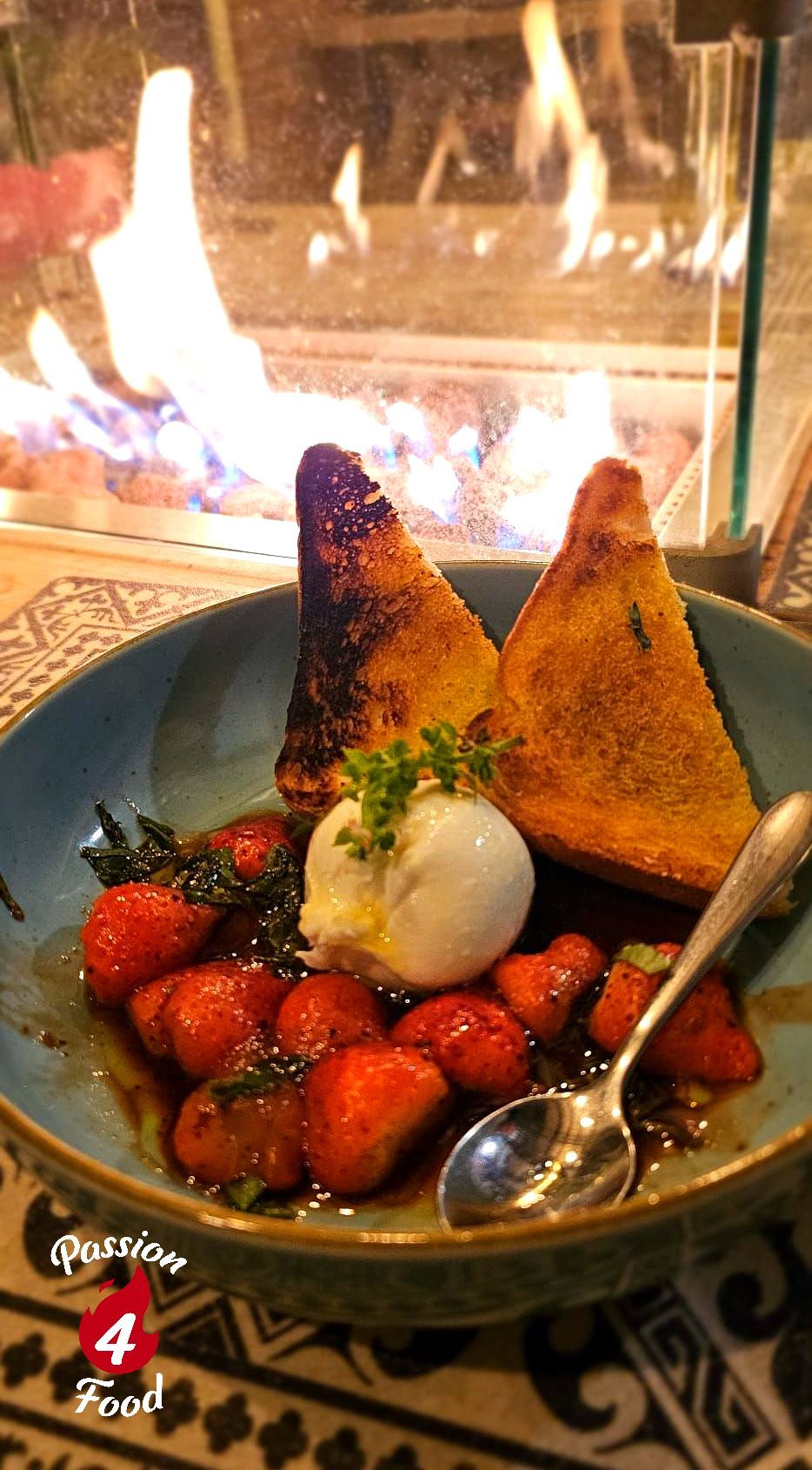 Gebakken aardbeien met basilicum en Burrata Gebakken aardbeien met basilicum en Burrata