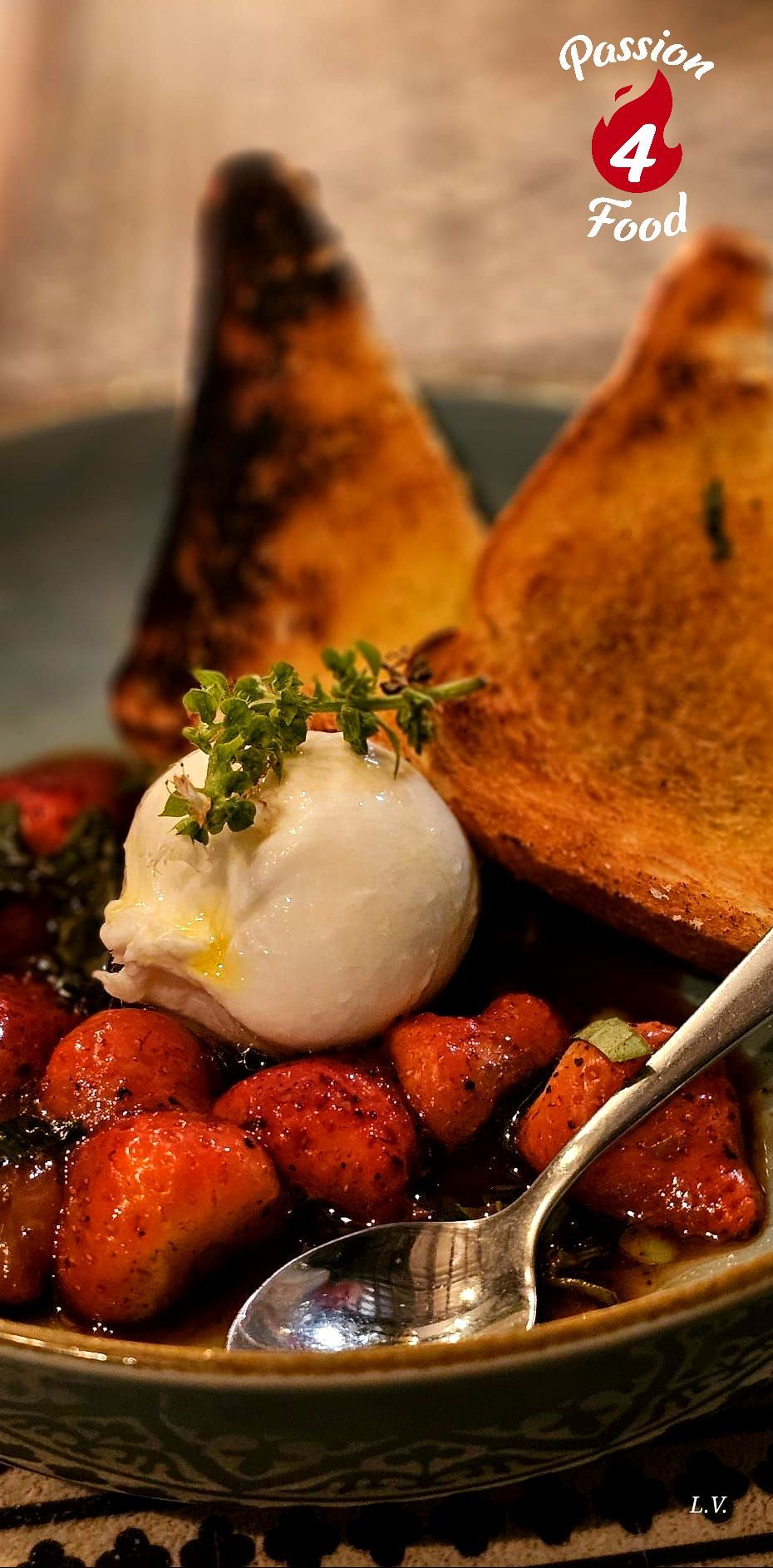 Gebakken aardbeien met basilicum en Burrata