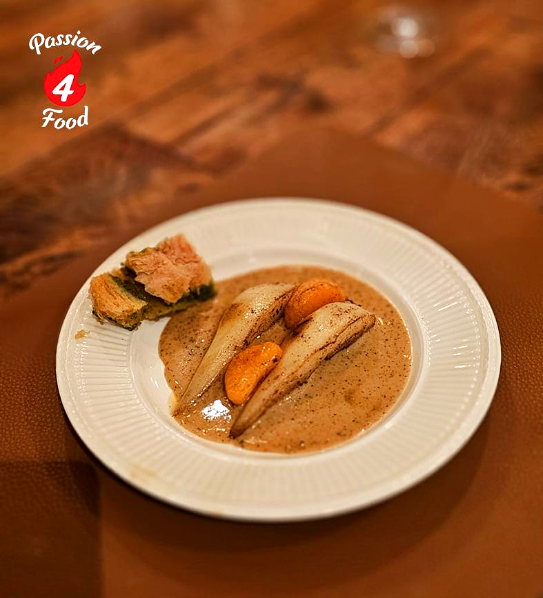 Perendessert met baklava en theeroom